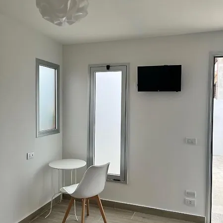 Garden בית הארחה 3*